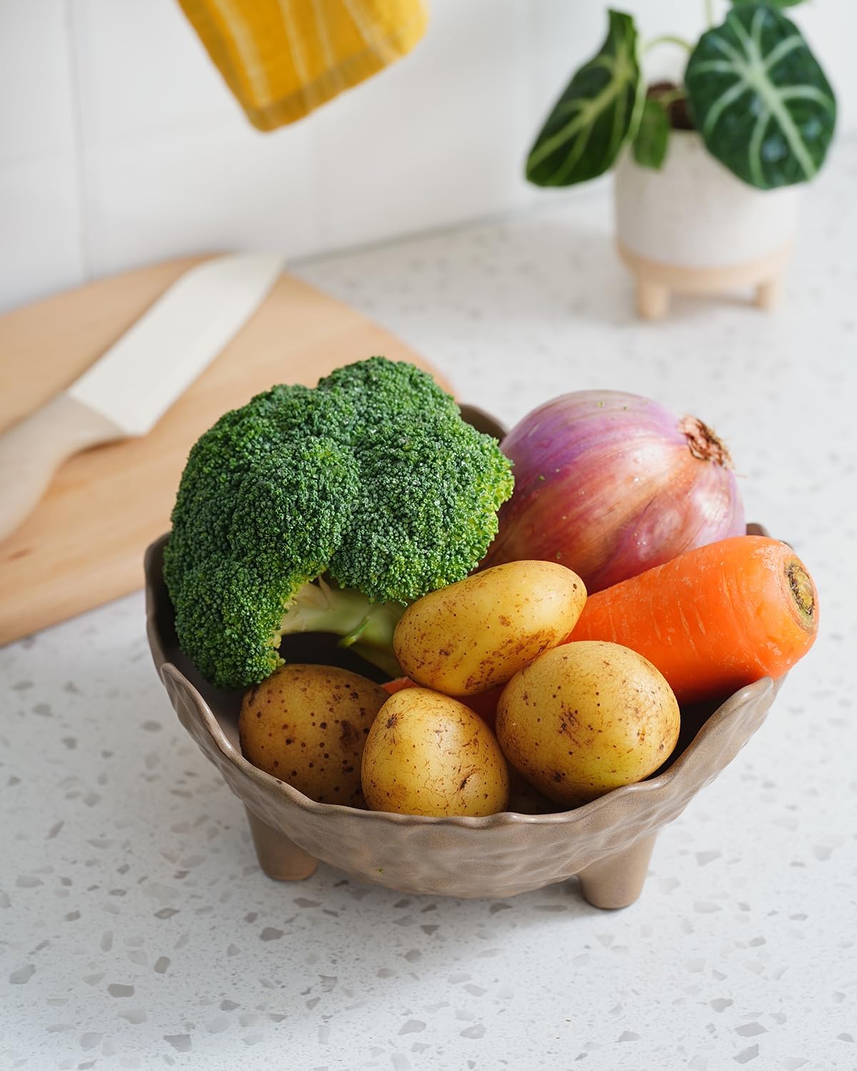 Fruit Bowl for Kitchen Counter, Porcelain Decorative Bowl for Home Décor Modern Pedestal Bowl with 3-Legs Large Centerpiece Bowl for Breads, Nuts, Brown