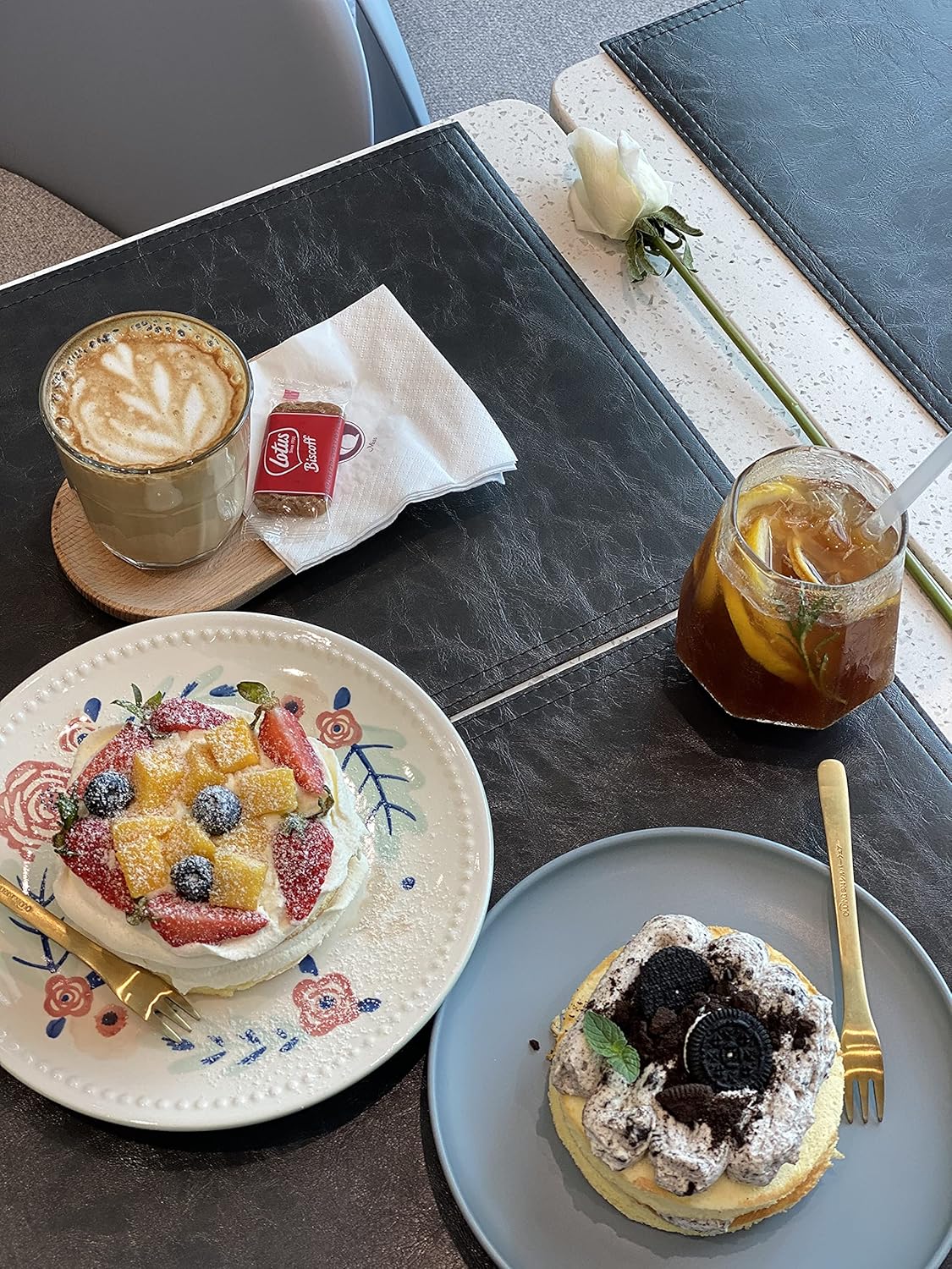 Waterproof PU Placemats, Faux Leather Dinging Table Mat, Set of 4, Easy to Wipe Off Scrub Vinyl Mat, Heat & Stain Resistant for Office Conference Table, Home Decor G Graphite Grey